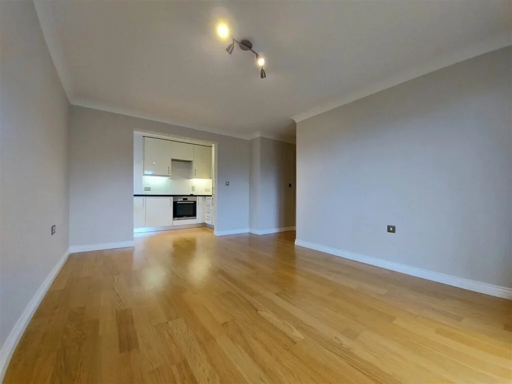 Flat Eaton Road in Greater London