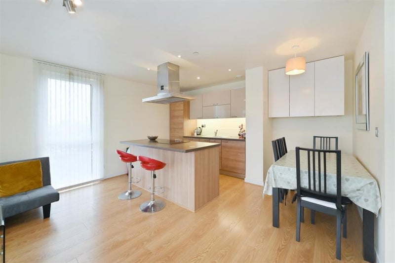 Room Hay Currie Street in Greater London