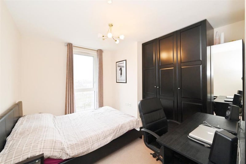 Room Hay Currie Street in Greater London