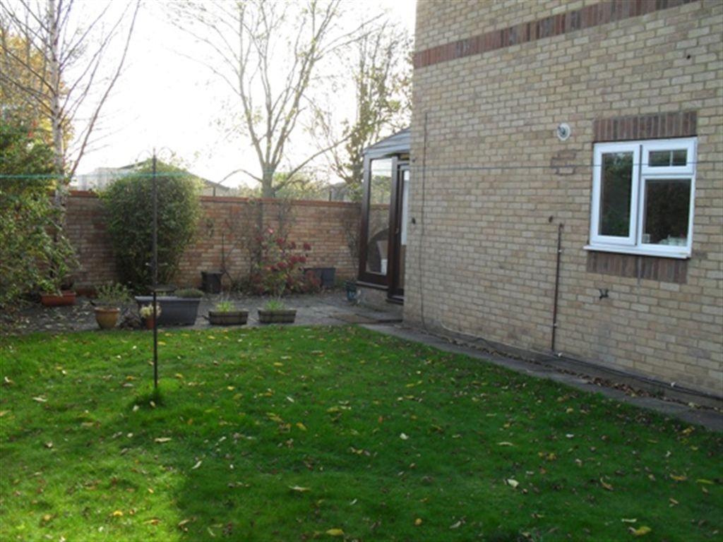 House Tavistock Close in Woburn Sands