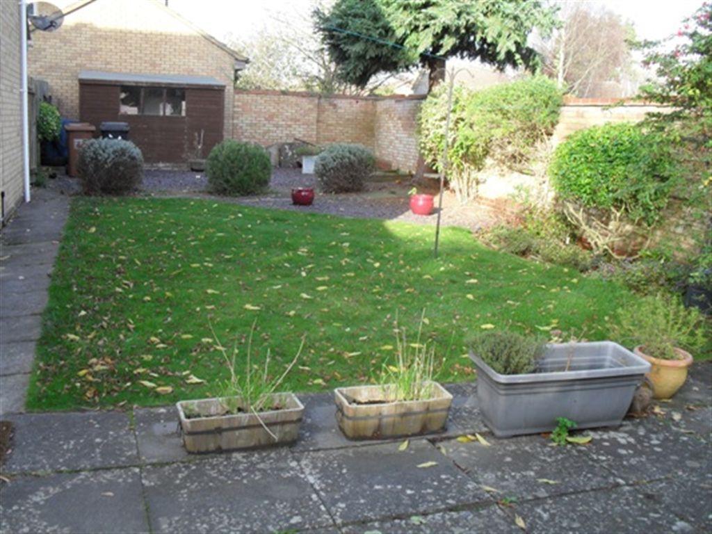 House Tavistock Close in Woburn Sands