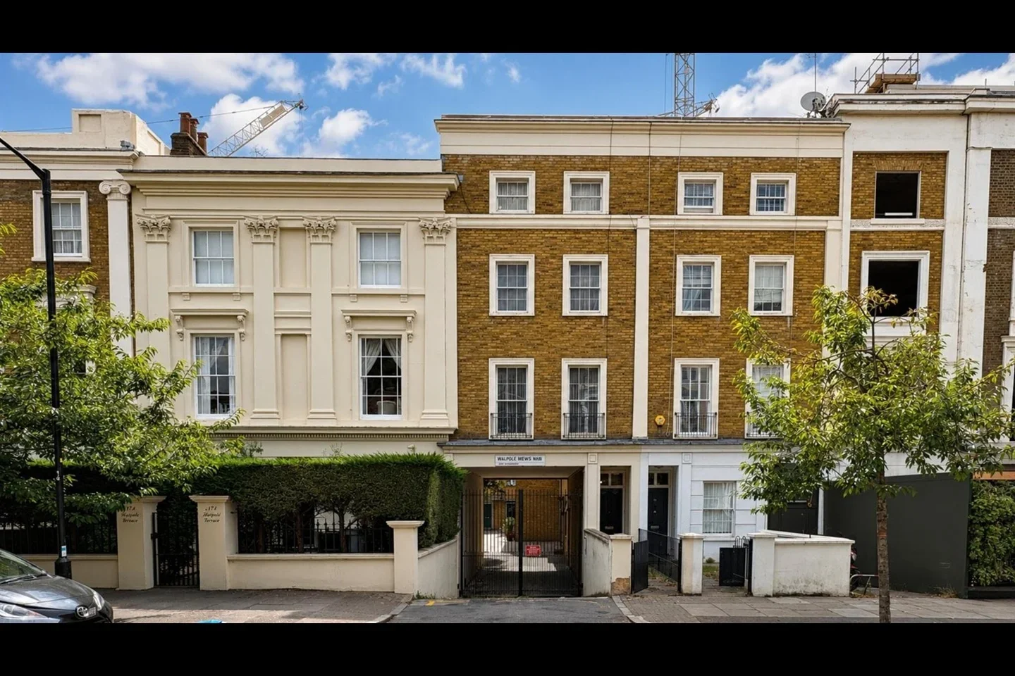 House Queen's Grove in Greater London