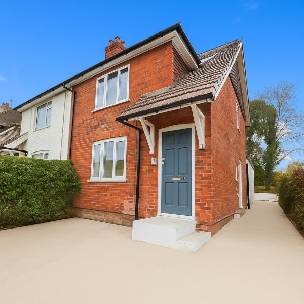 Flat Raymond Crescent in Guildford