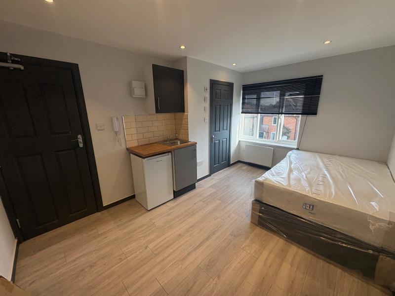 Flat Raymond Crescent in Guildford