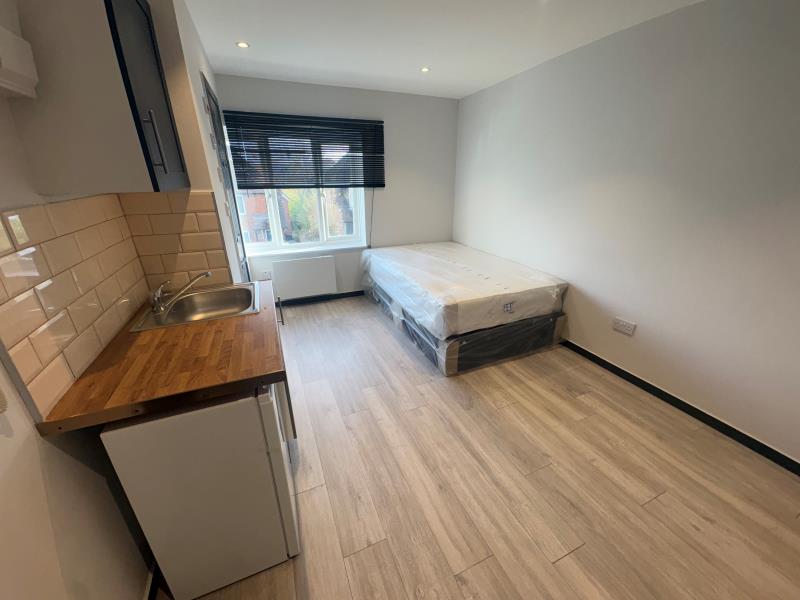 Flat Raymond Crescent in Guildford