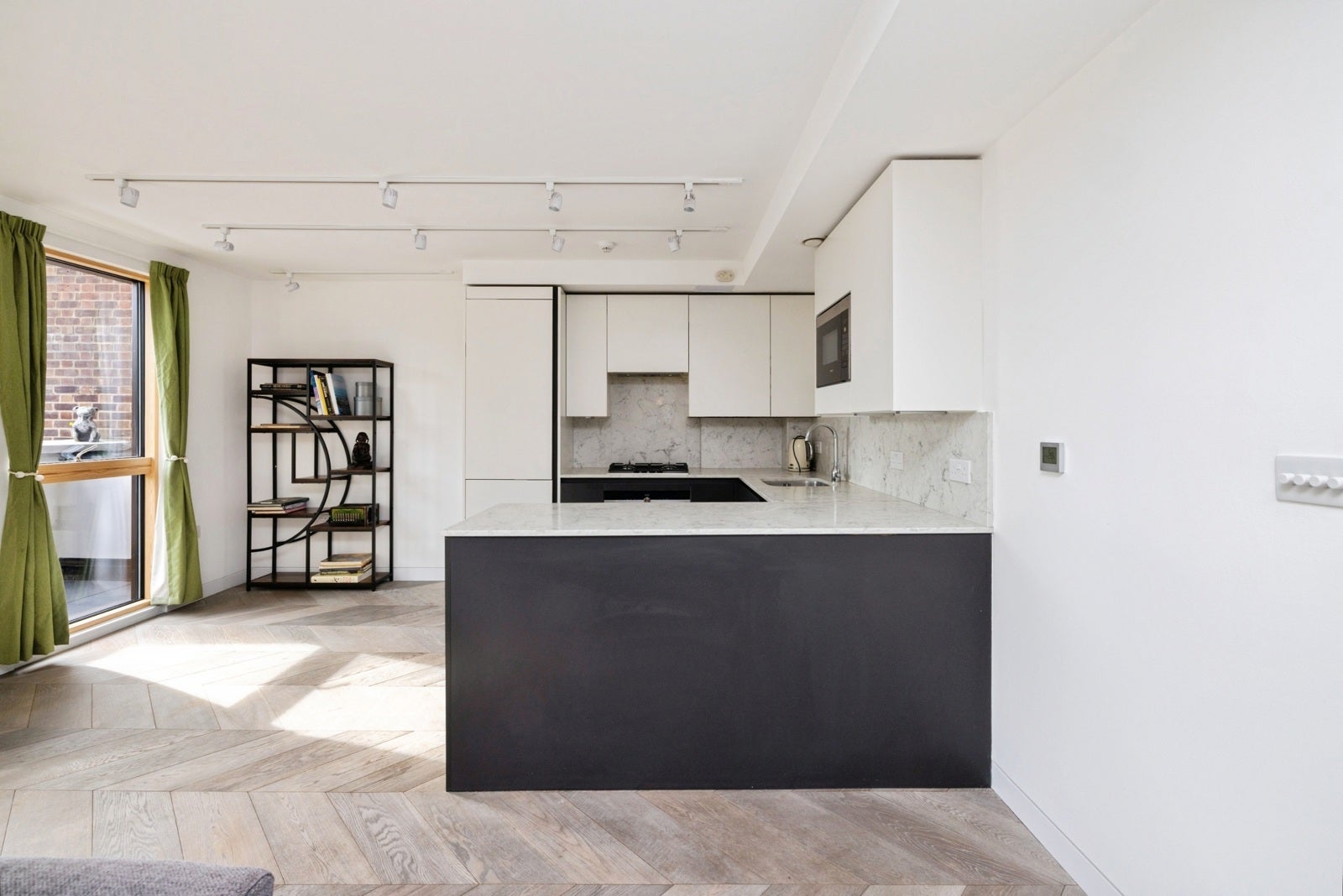 Flat Pitfield Street in Greater London