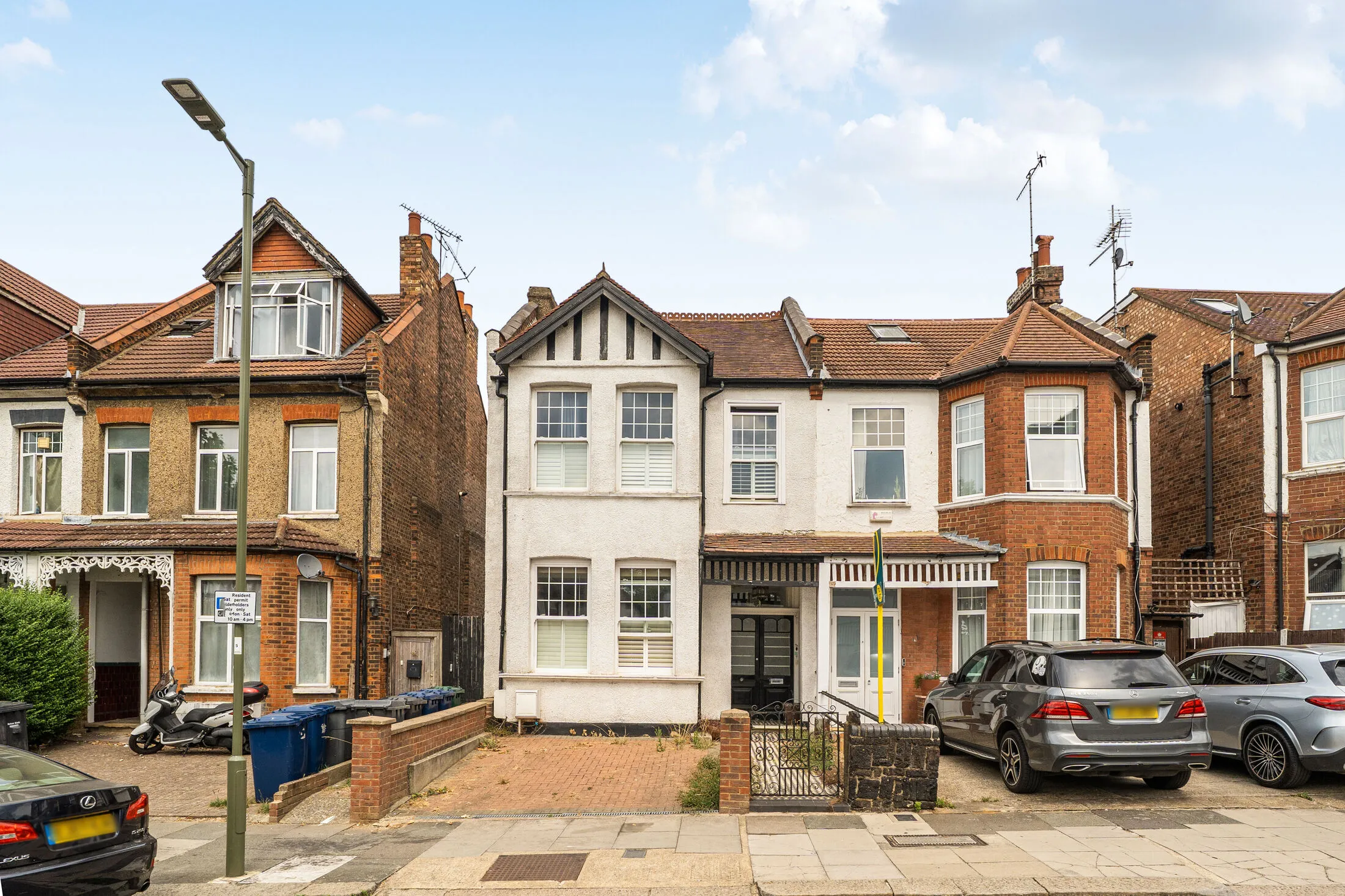 Flat Dollis Park in Greater London