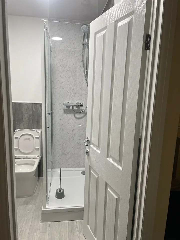 Room Mottram Road in Tameside
