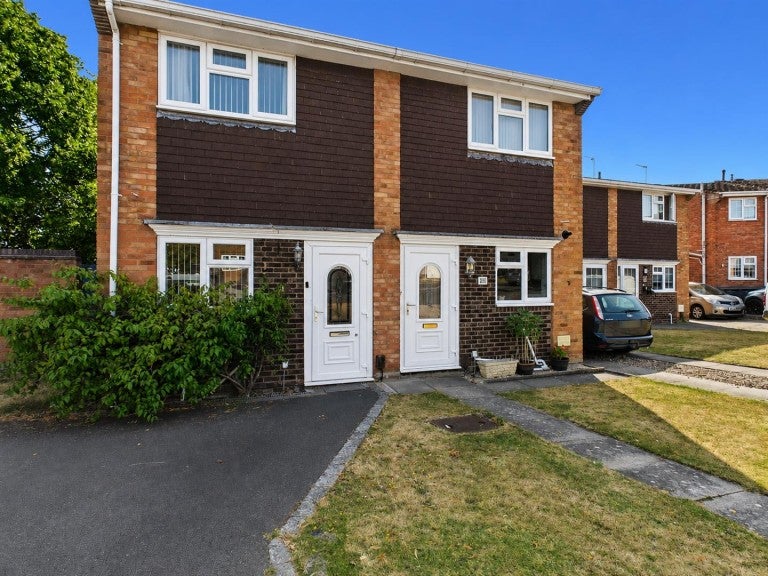 House Armstrong Close in Warwick