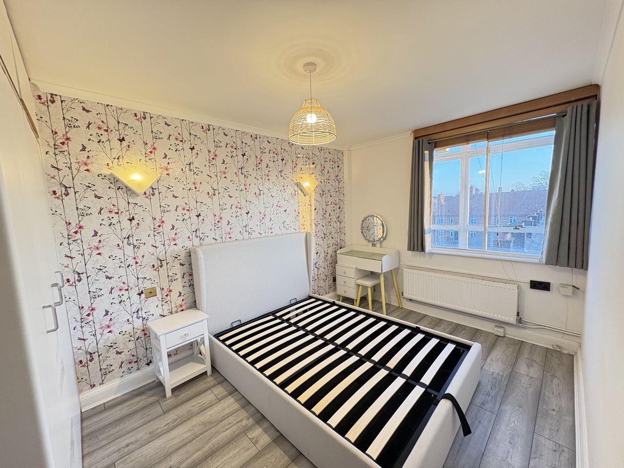 Flat Hopton Road in Greater London