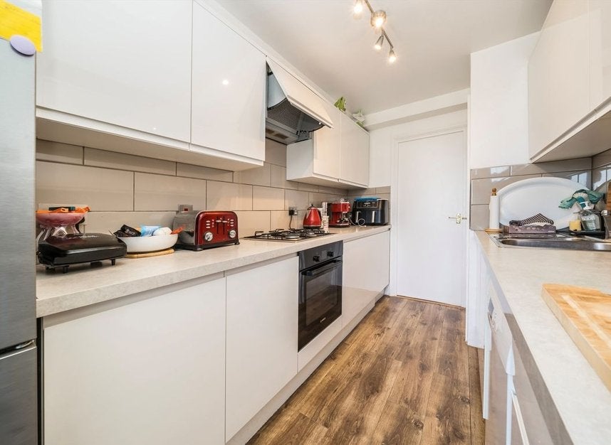 Flat Biggerstaff Street in Greater London