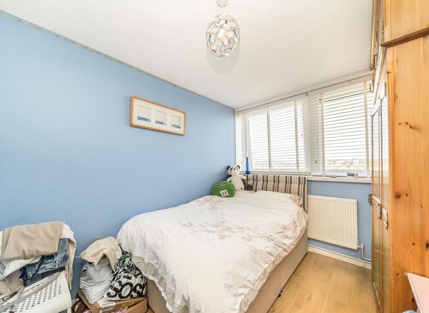 Flat Biggerstaff Street in Greater London