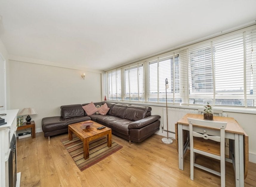 Flat Biggerstaff Street in Greater London