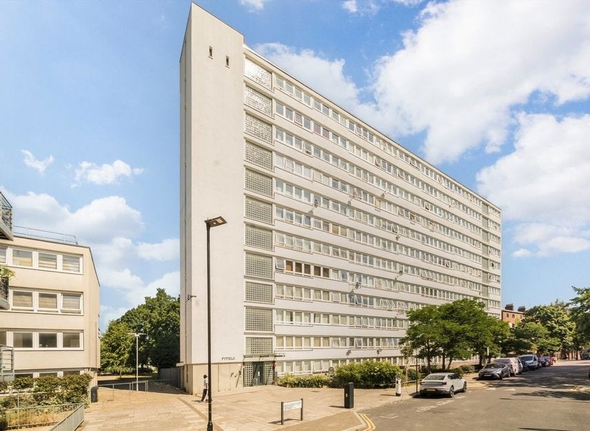 Flat Biggerstaff Street in Greater London