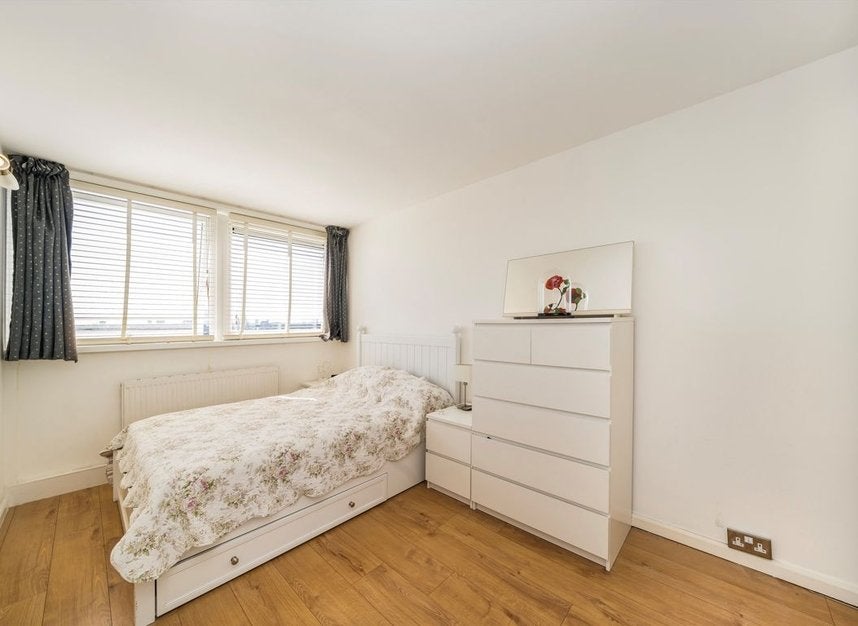 Flat Biggerstaff Street in Greater London