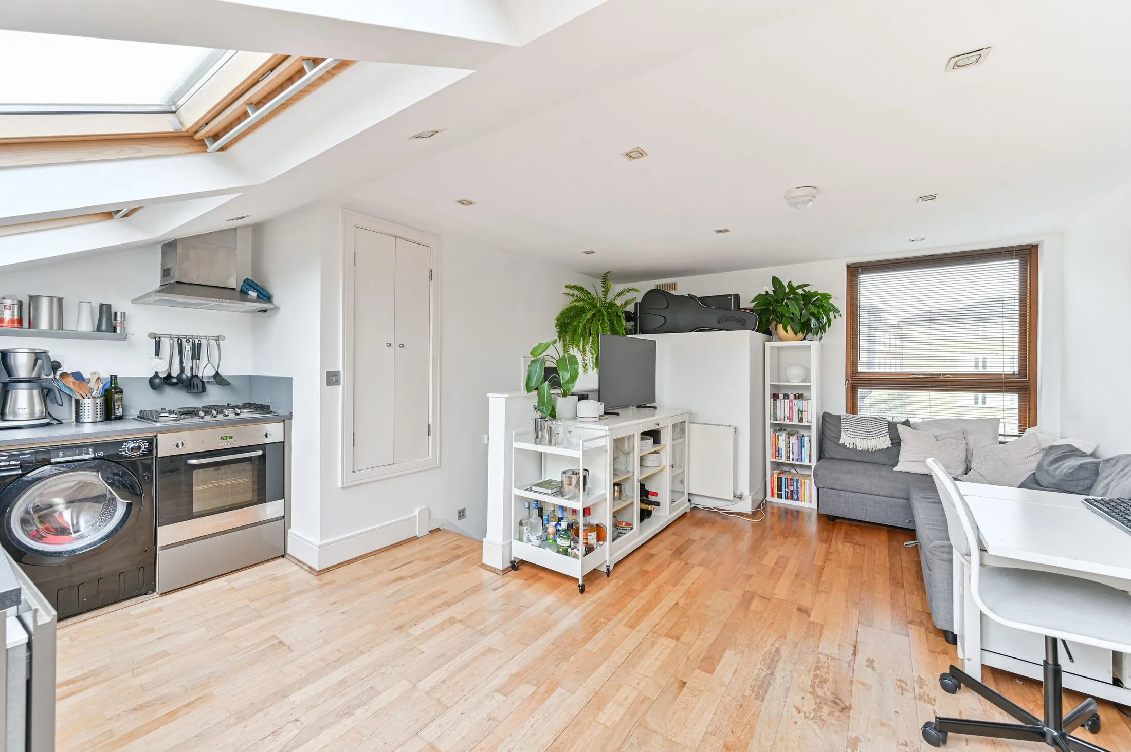 Flat Tintern Street in Greater London