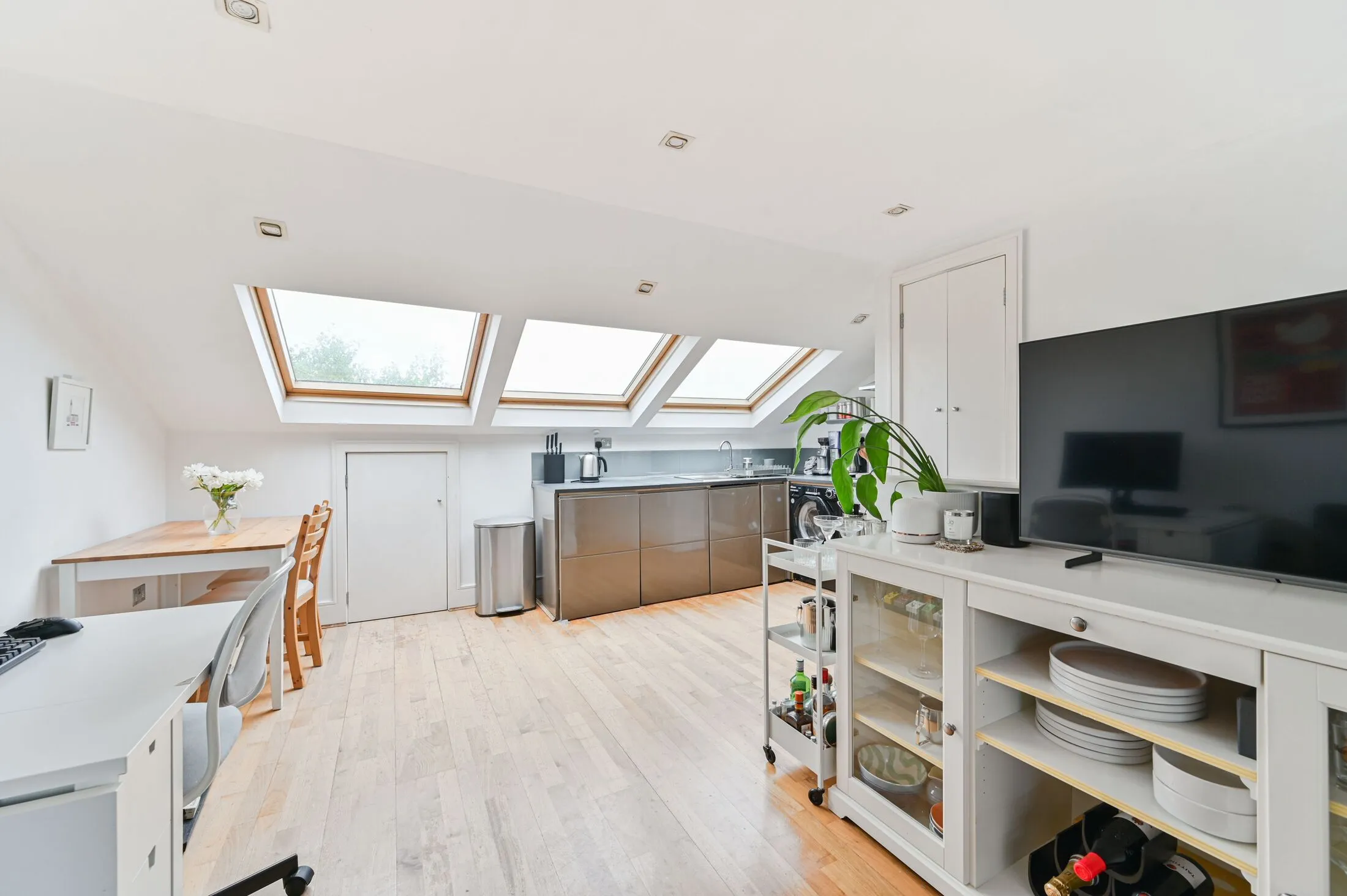 Flat Tintern Street in Greater London