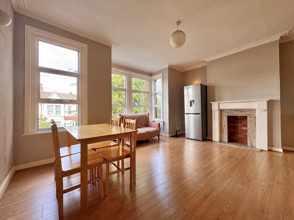 Flat Maidstone Road in Greater London