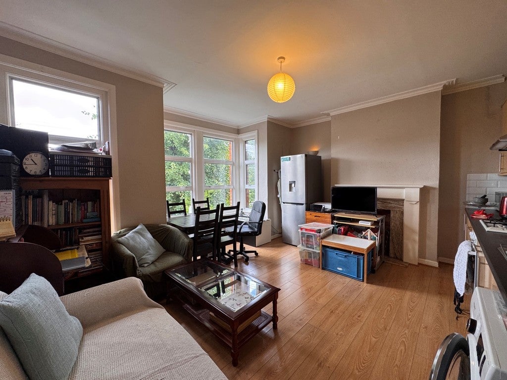 Flat Maidstone Road in Greater London