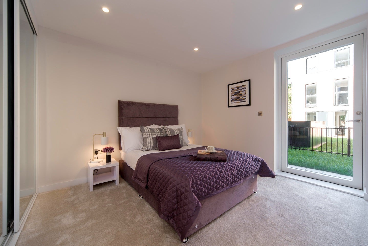 Flat Kings Avenue in Greater London