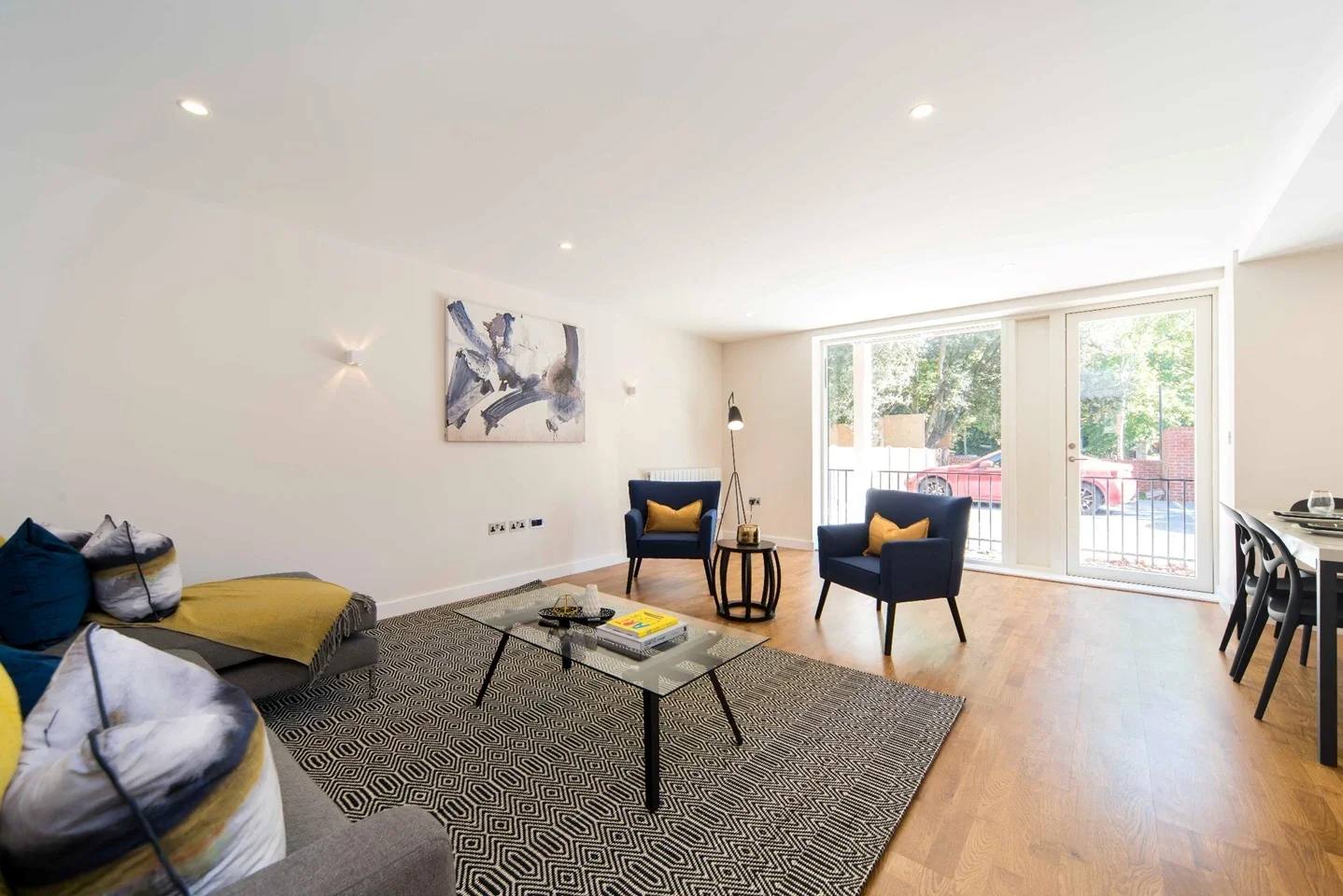 Flat Kings Avenue in Greater London