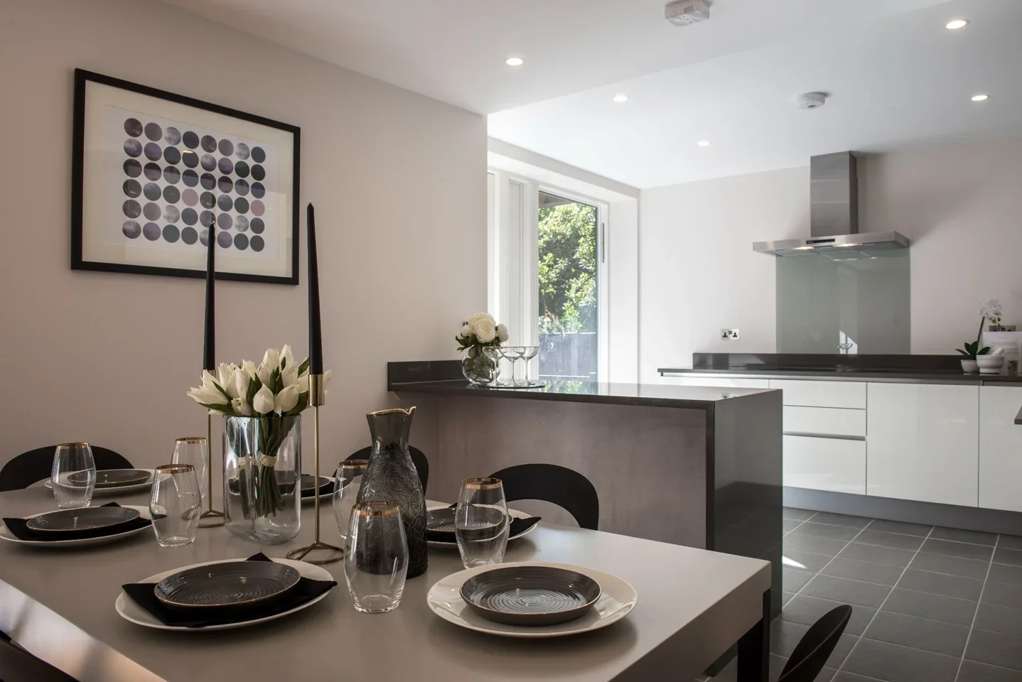 Flat Kings Avenue in Greater London