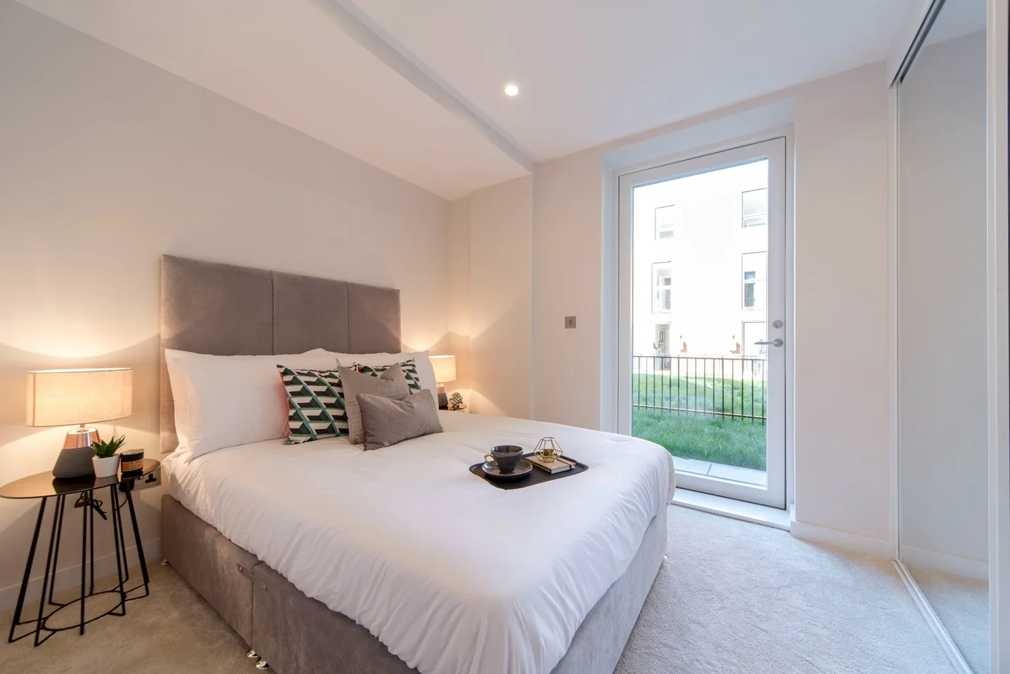 Flat Kings Avenue in Greater London