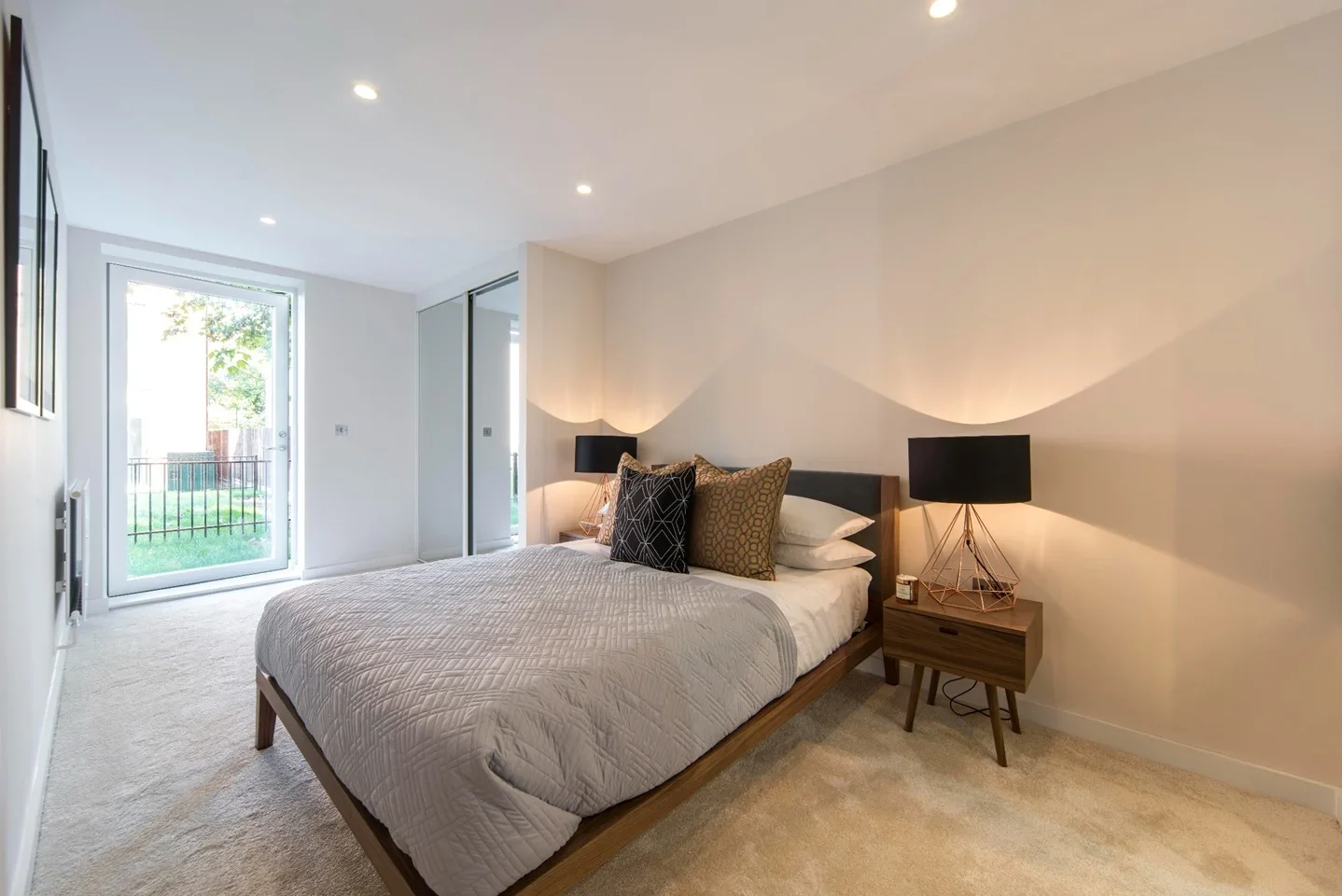 Flat Kings Avenue in Greater London