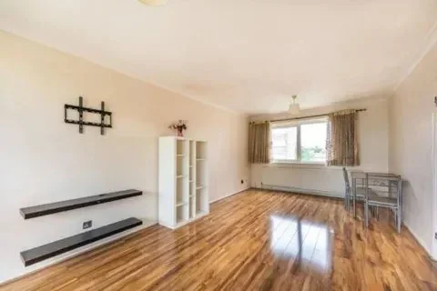 Flat Sunnydene Gardens in Greater London
