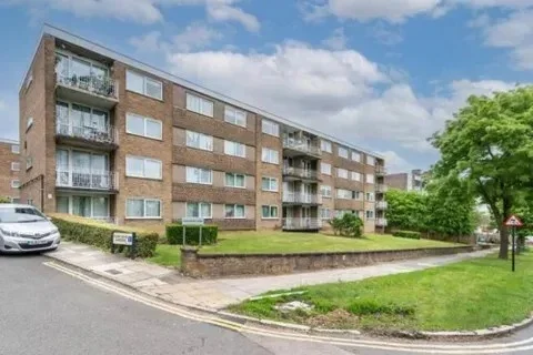 Flat Sunnydene Gardens in Greater London