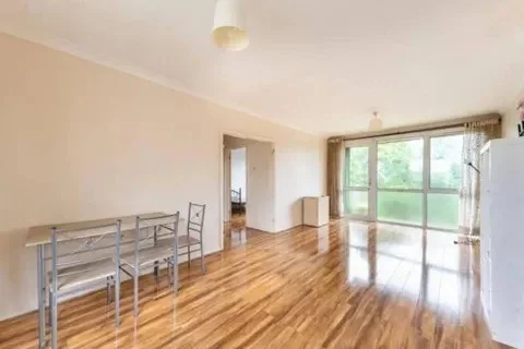 Flat Sunnydene Gardens in Greater London