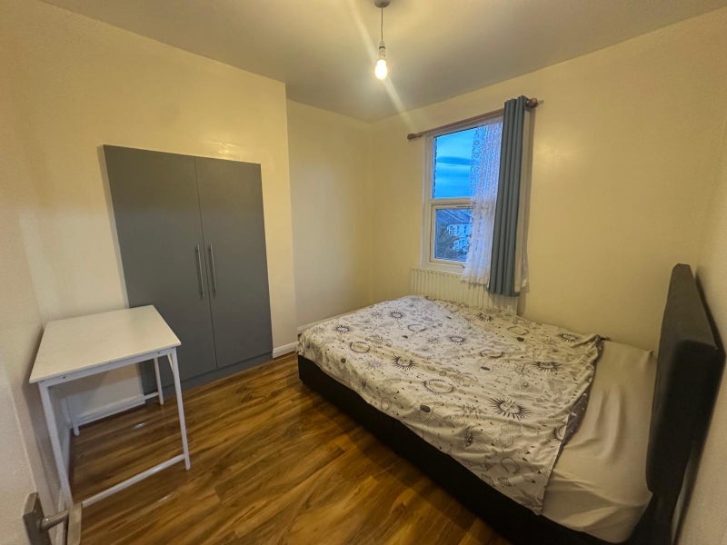 Room Churchfield Road in Greater London
