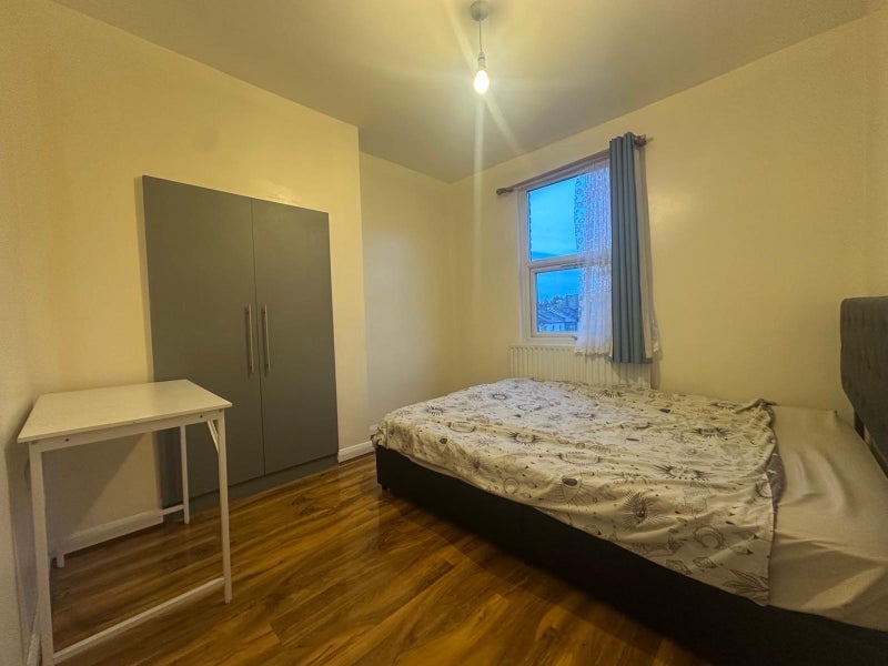 Room Churchfield Road in Greater London