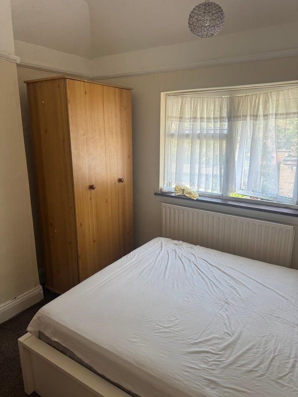 Room Oakington Manor Drive in Greater London