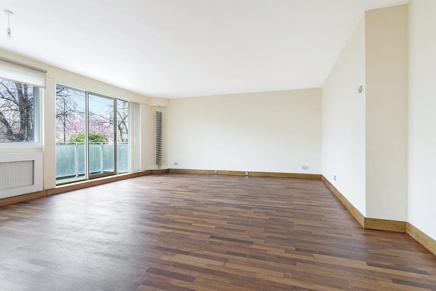 Flat Warwick Gardens in Greater London