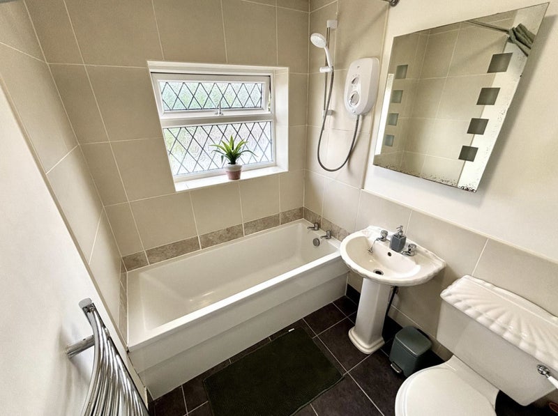 Room Broadgate Avenue in Leeds
