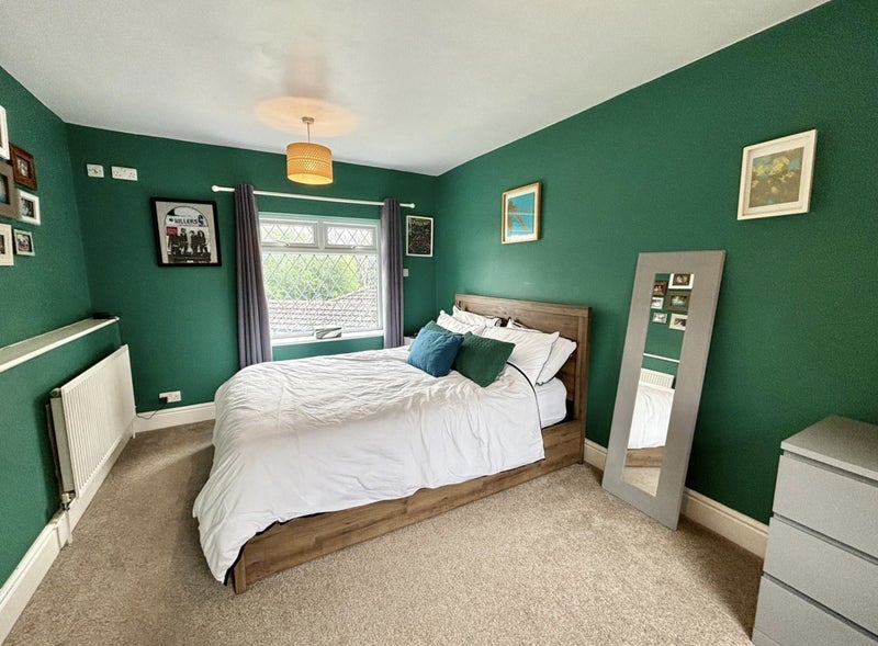 Room Broadgate Avenue in Leeds