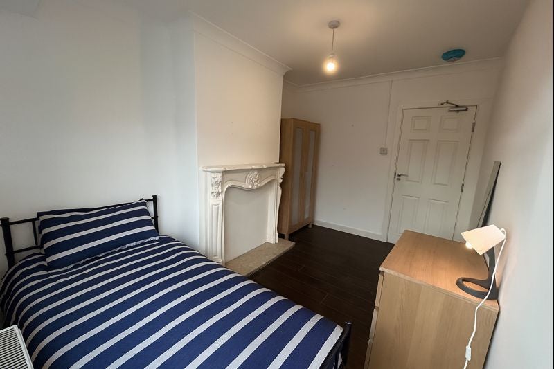 Room Edinburgh Walk in Bassetlaw