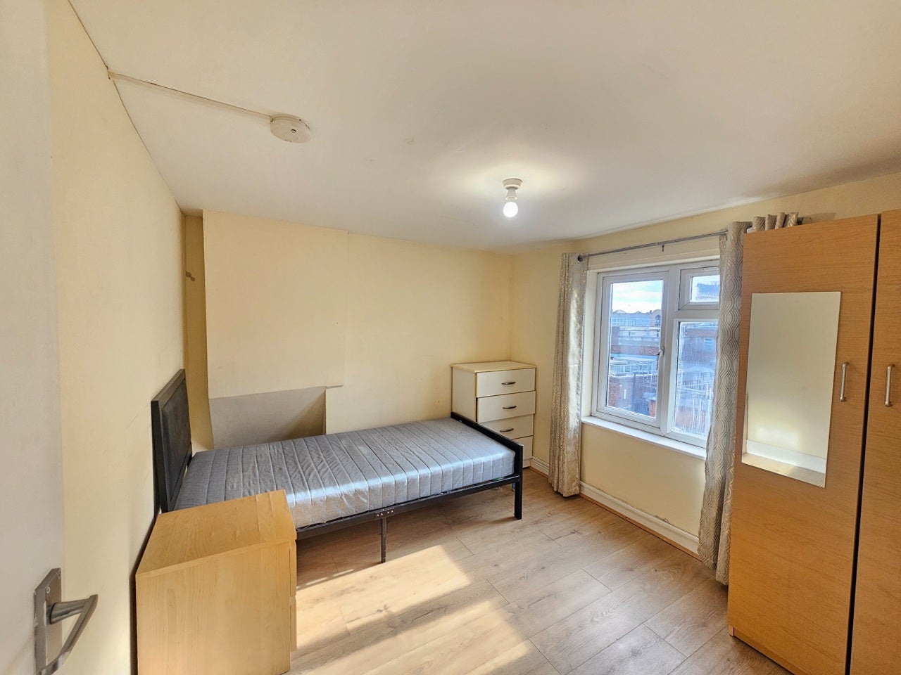 Flat Berners Road in Greater London