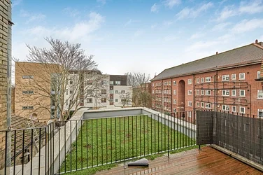 Flat Clapham Crescent in Greater London