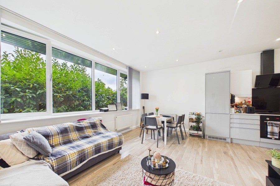 Flat Victoria Avenue in Surrey Heath