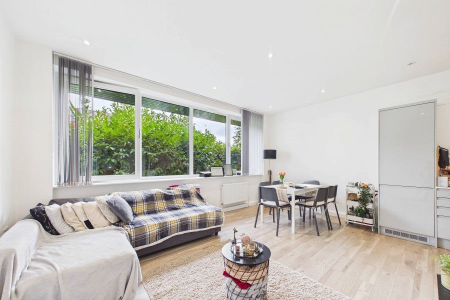 Flat Victoria Avenue in Surrey Heath