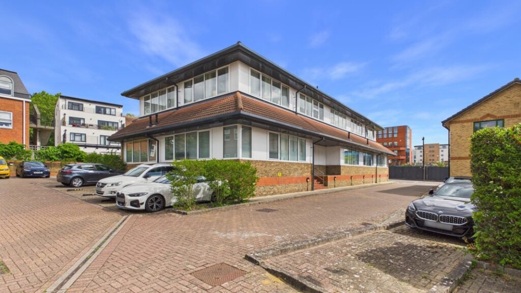 Flat Victoria Avenue in Surrey Heath