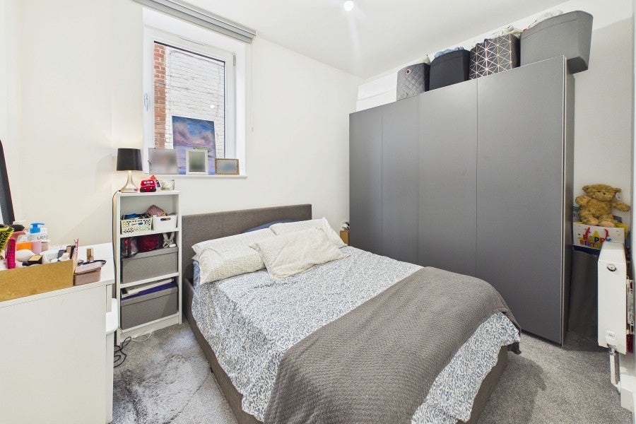 Flat Victoria Avenue in Surrey Heath