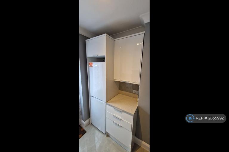 Flat Ellerdine Road in Greater London