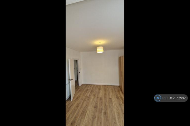 Flat Ellerdine Road in Greater London
