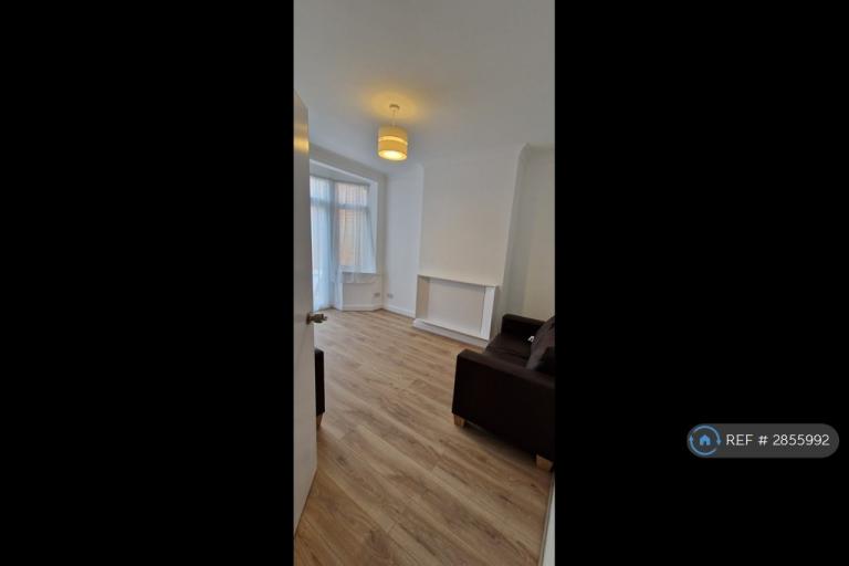 Flat Ellerdine Road in Greater London