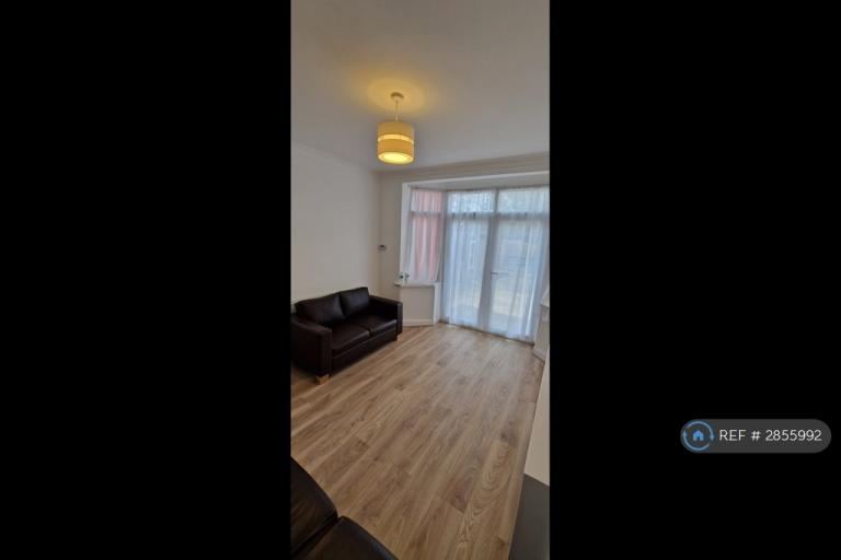 Flat Ellerdine Road in Greater London