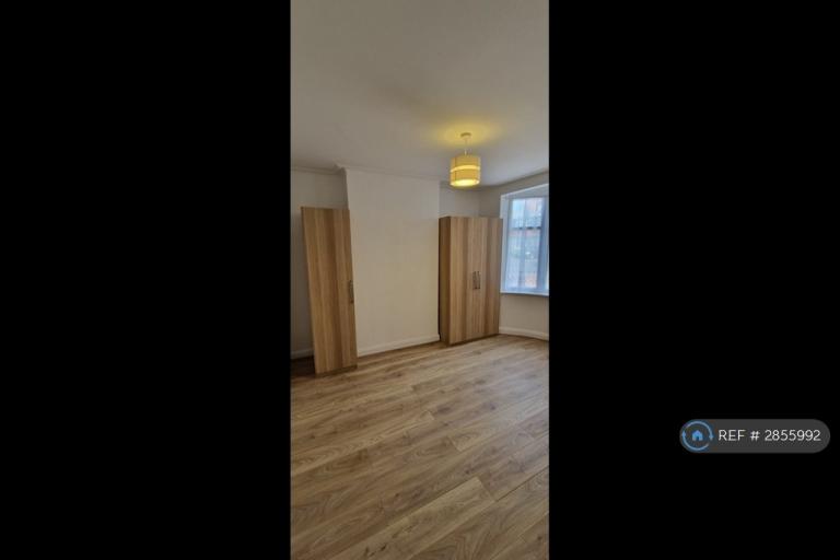 Flat Ellerdine Road in Greater London