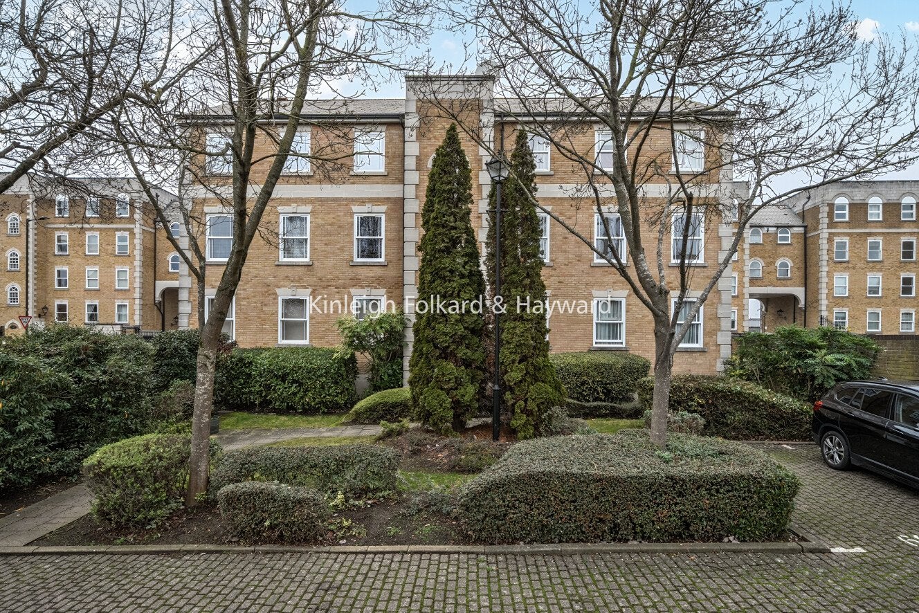 Flat Brunel Road in Greater London
